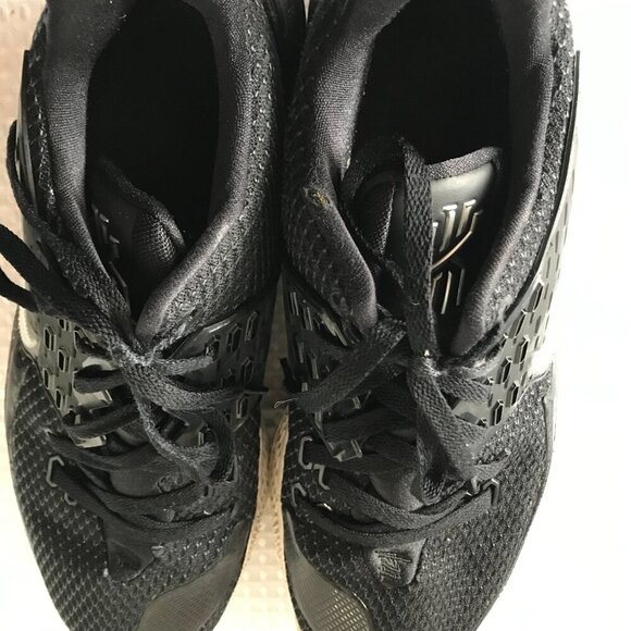 NIKE KYRIE LOW TOP MENS BASKETBALL SHOE SIZE 13 main image 5